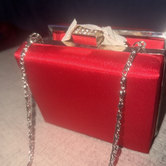 NWT Gorgeous Red Sasha Evening Clutch with shoulder strap - Picture 4 of 4